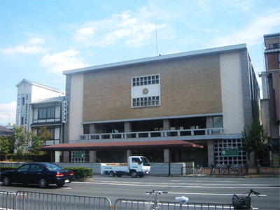 本願寺会館（2005年）龍谷ミュージアムの建設以前は、西本願寺の本願寺会館が同地にありました。