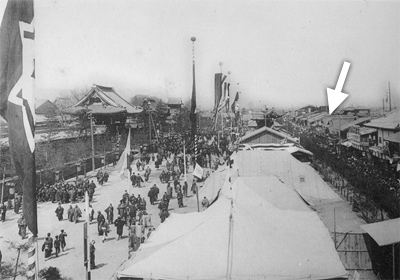 明治43 年（1910）の堀川通り（矢印がミュージアム予定地）の写真
『宗祖大師650回大遠忌紀念帖』より